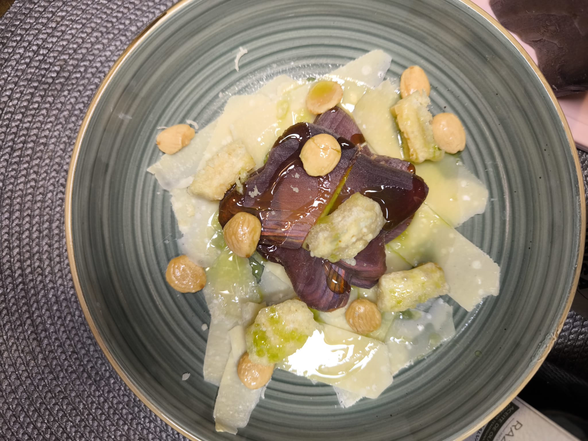 MILHOJA DE MOJAMA DE USISA Y CREMA DE PISTACHOS SOBRE QUESO PARMESANO Y ALMENDRAS MARCONA USISA.