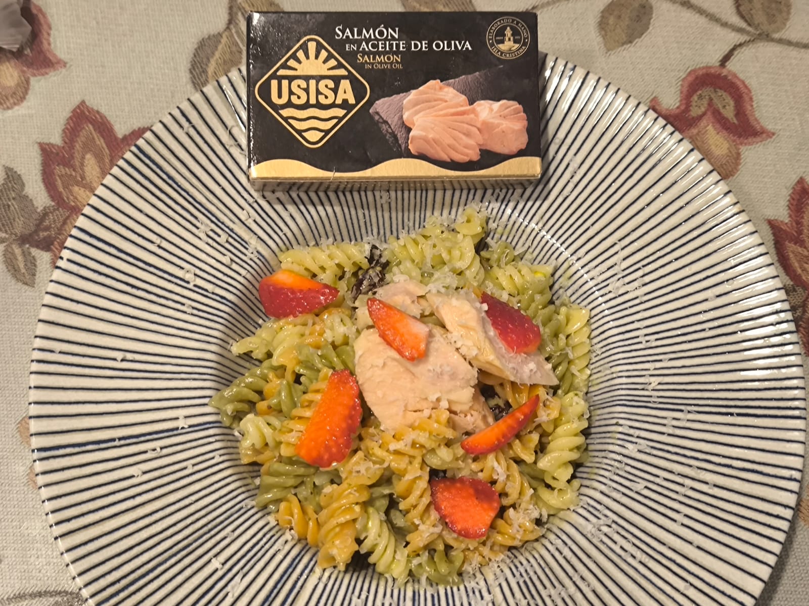 PESTO DE SALMÓN DE USISA Y PISTACHOS CON FRESAS DE HUELVA.