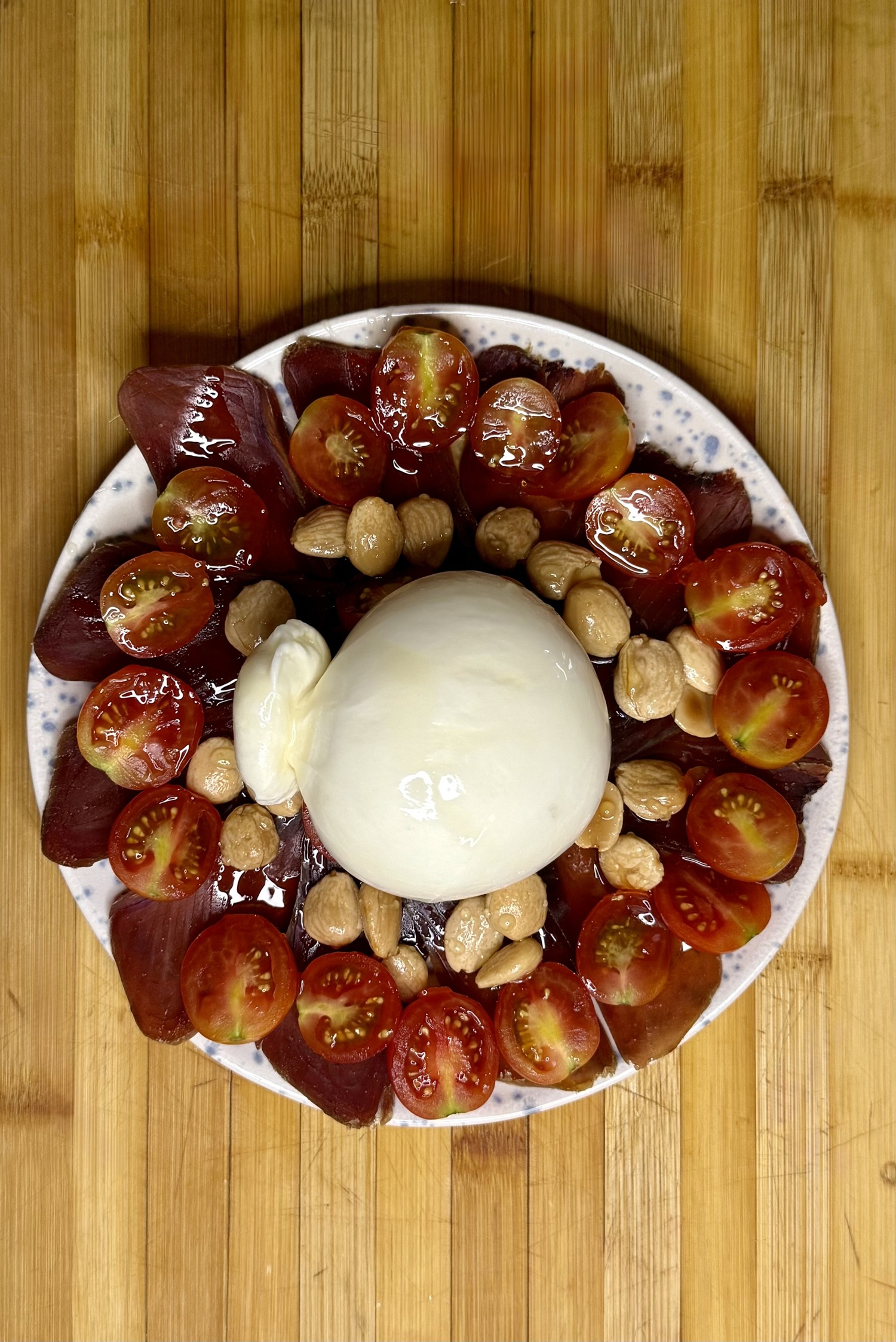ENSALADA DE MOJAMA, BURRATA Y TOMATE